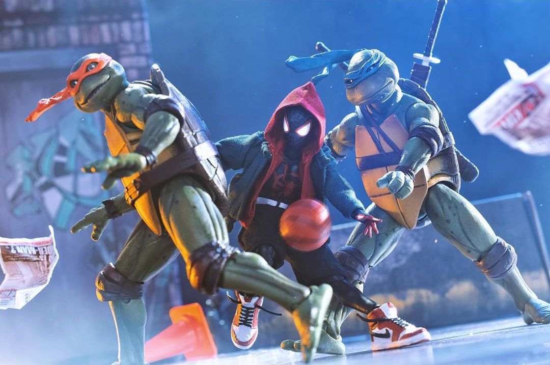 Spider-man playing basket-ball with TMNT
